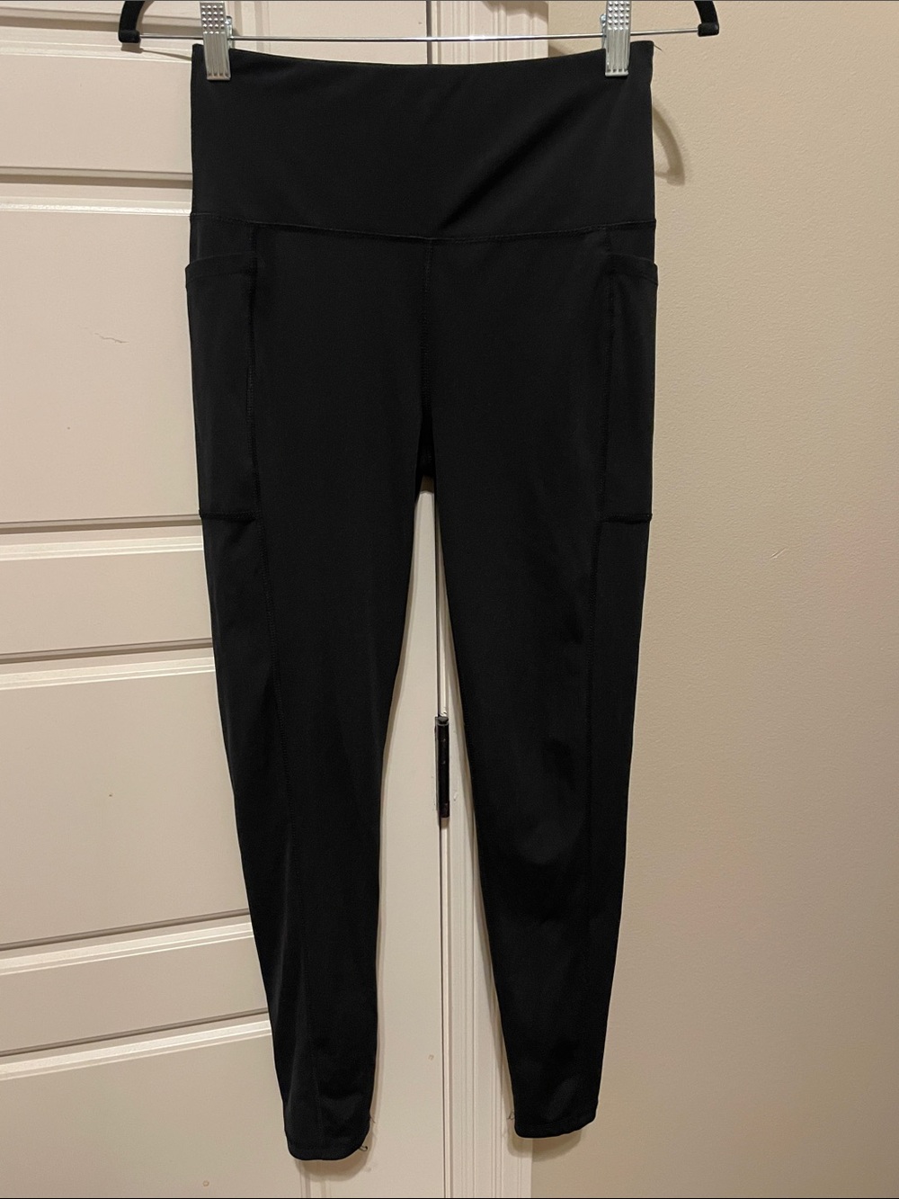 Black High-Waist Performance Leggings with Side Pockets